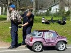 Americano é preso após ser flagrado dirigindo carro rosa de brinquedo 