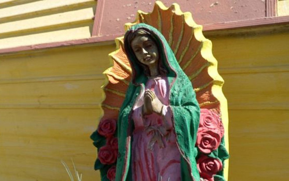 Imagem da Virgem de Guadalupe em frente a uma casa-trailer em Escobares; a cidade é como um pedaço do México nos EUA — Foto: BBC