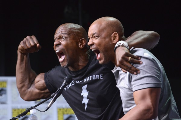 SAN DIEGO, CA - JULY 20:  Actors Terry Crews (L) and Will Smith pose onstage at Netflix Films: "Bright" and "Death Note" panel during Comic-Con International 2017 at San Diego Convention Center on July 20, 2017 in San Diego, California.  (Photo by Albert  (Foto: Getty Images)