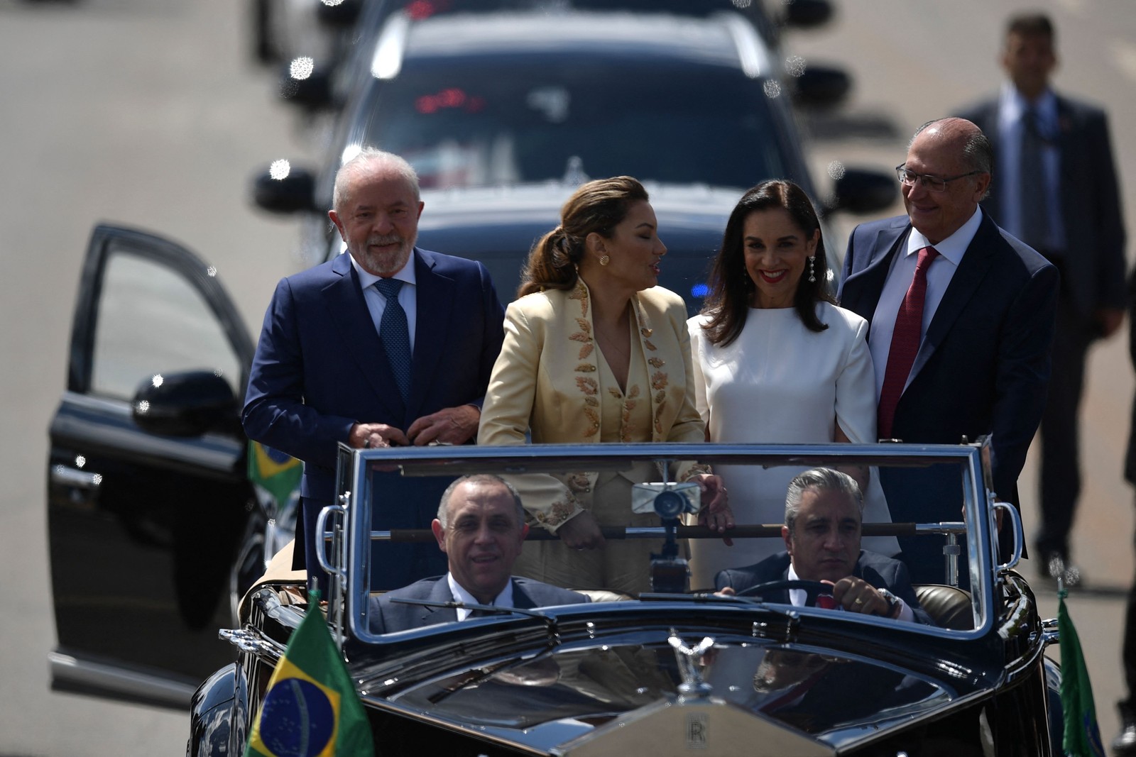 Lula desfilou no mesmo carro, mas acompanhado de seu vice  — Foto: CARL DE SOUZA/AFP