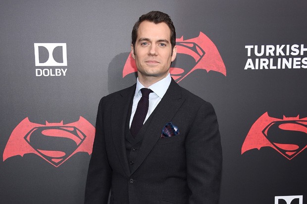 Henry Cavill se pronuncia após fãs chamarem sua namorada de feia