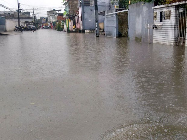 Um dos bairros inundados no Recife foi o dos Torrões, na Zona Oeste  (Foto: Everaldo Silva / TV Globo)