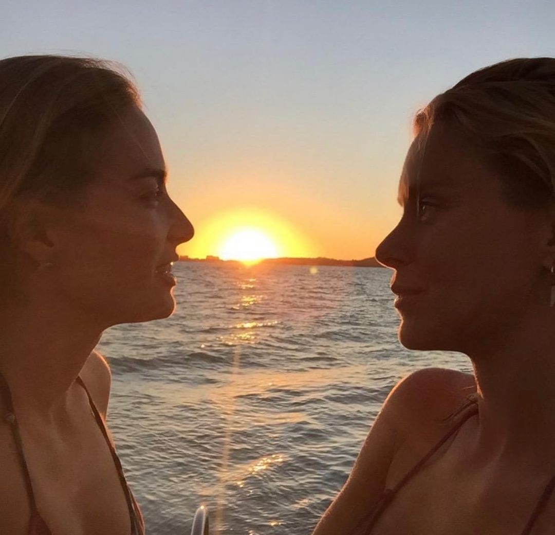 Angélica e Carolina Dieckmann posam juntas na primeira viagem que fizeram (Foto: Reprodução Instagram)
