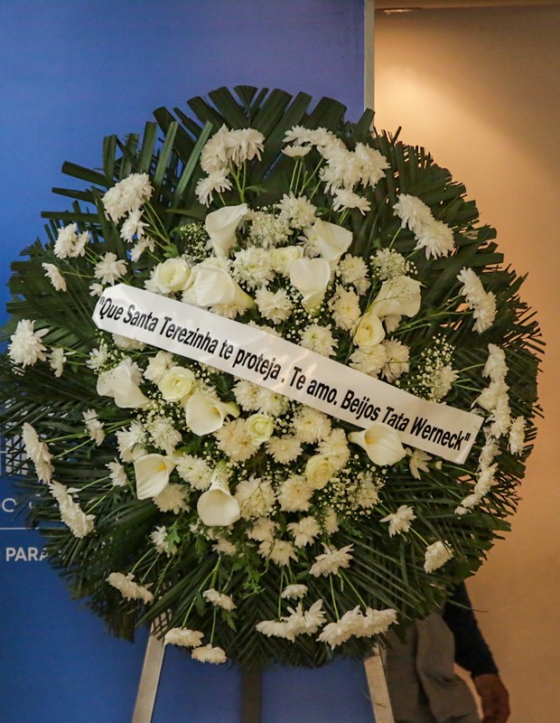 Coroa de flores enviada por Tata Werneck (Foto: Fabricio Pioyani/AgNews)