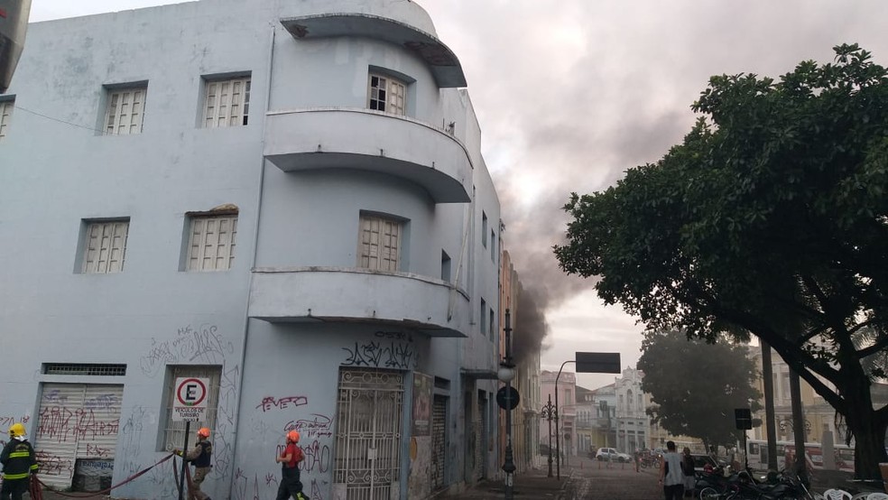 Ação do Corpo de Bombeiros no incêndio em um antigo casarão no Varadouro, em João Pessoa — Foto: Íris Porto/MPF-PB