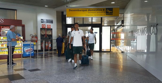 Delegação do Fluminense desembarca em Porto Alegre (Foto: Hector Werlang)