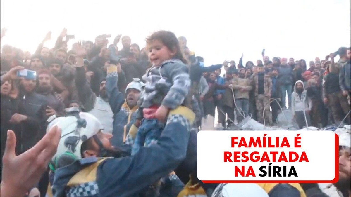 Multidão vibra muito com resgate de família inteira de escombros na Síria; veja vídeo e OUÇA