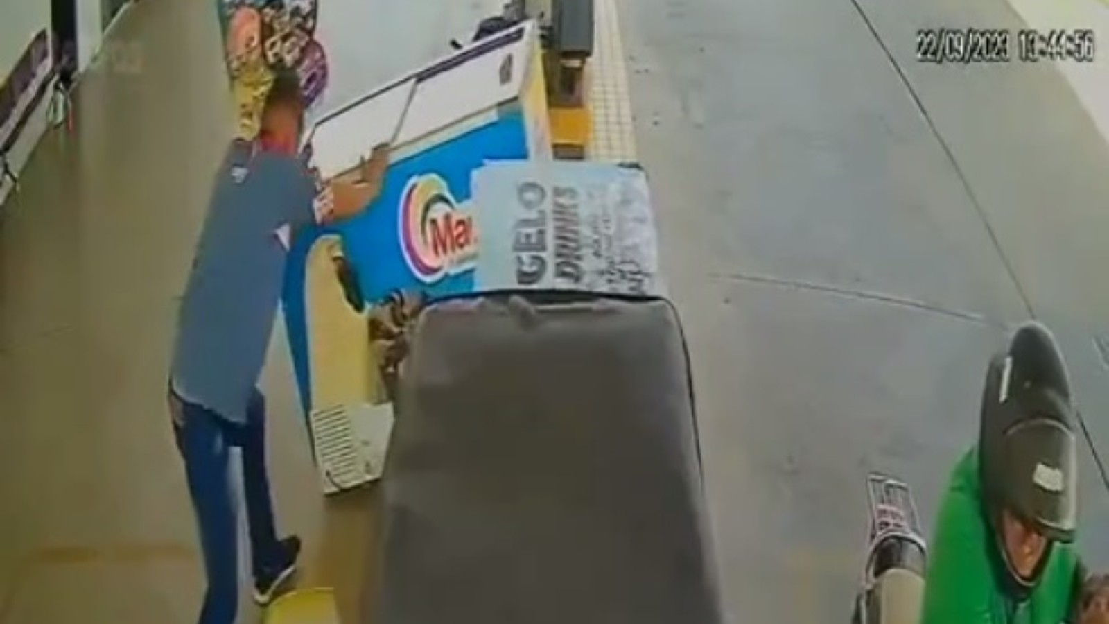Forte ventania arrasta até freezer na cidade de Cedro, no Ceará; veja o vídeo