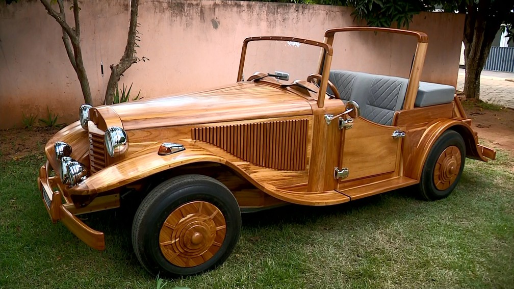 Aposentado reproduz modelo de carro clássico em madeira, no ES — Foto: Wando Fagundes/ TV Gazeta 