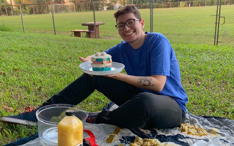 O jovem comemorou o primeiro ano depois de iniciar o processo com hormônios na transição, em Foz do Iguaçu — Foto: Arquivo pessoal