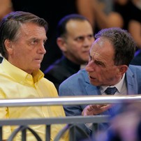 Bolsonaro (PL) assistiu à missa ao lado de Tarcísio (Repubicanos) e o prefeito de Aparecida do Norte, Luiz Carlos de Siqueira — Foto: Caio Guatelli/AFP