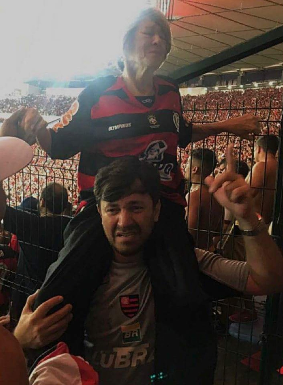 Eguimar comemora com a mãe o título carioca de 2017 após vitória no Fla-Flu — Foto: Arquivo Pessoal