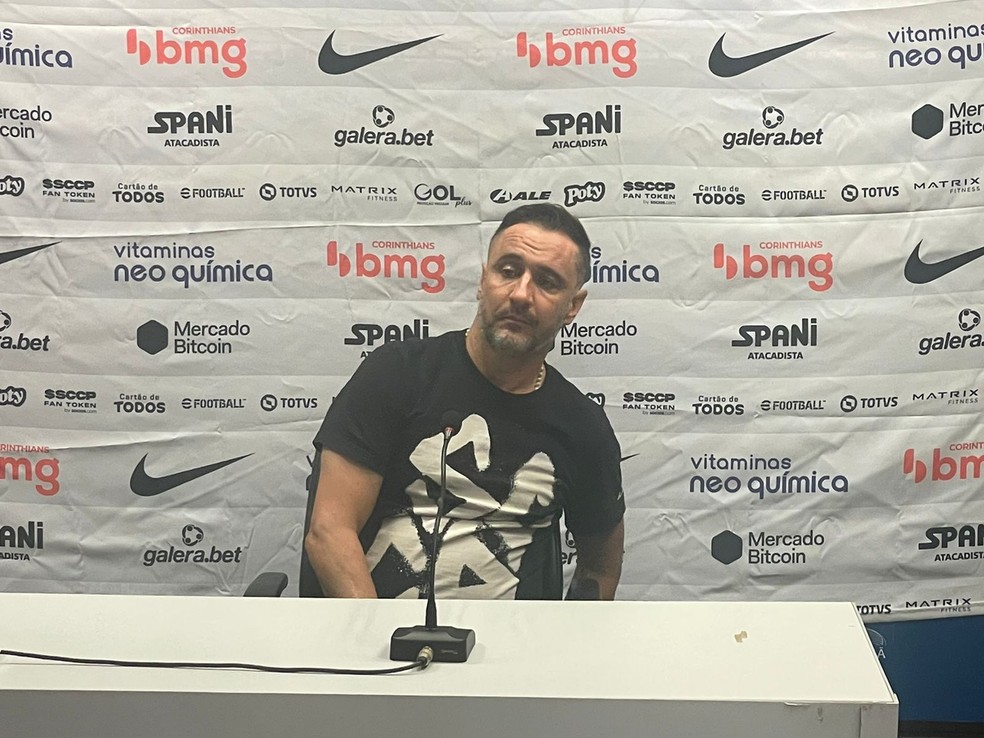Vítor Pereira cita orgulho do Corinthians e promete anunciar futuro após conversa com diretoria