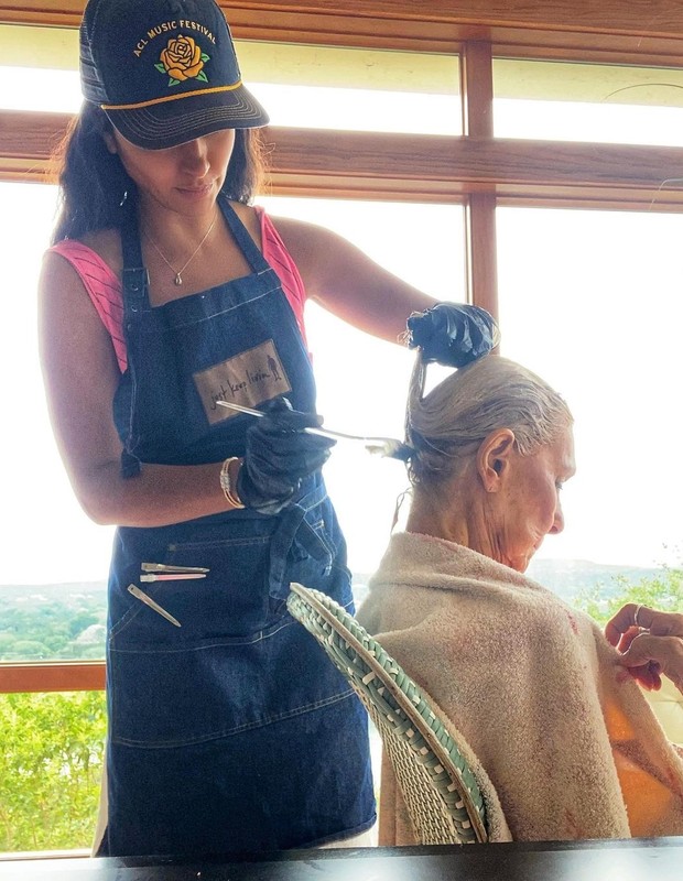 Camila McConaughey pinta o cabelo da sogra (Foto: Reprodução/Instagram)
