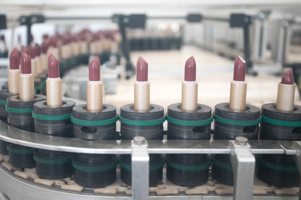 Batons seguem enfileirados após o encaixe nas bases (Foto: Celso Tavares/G1)