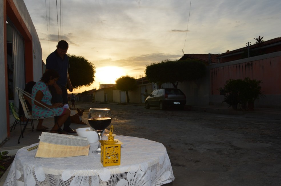 Fieis fazem celebração da quinta-feira Santa na porta de casa, em Teresina — Foto: Arquidiocese de Teresina