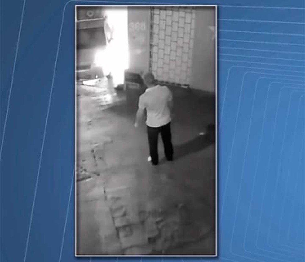 Homem ateou fogo em carro e dono ainda tentou apagar chamas, mas nÃ£o conseguiu no sul da Bahia (Foto: ReproduÃ§Ã£o/TV Santa Cruz)