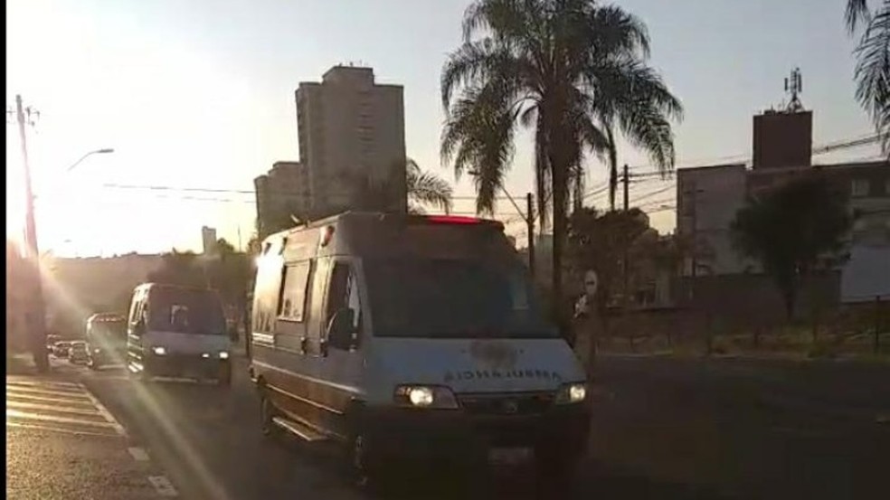 Amigos e familiares fazem cortejo em homenagem ao técnico de enfermagem que morreu com suspeita de reinfecção da Covid em Araraquara — Foto: ACidade ON Araraquara