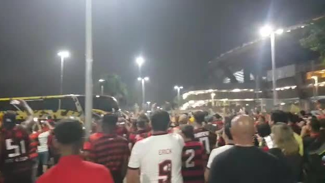 'Isso aqui vai virar um inferno': Torcida do Flamengo canta na chegada do Galo ao Maracanã