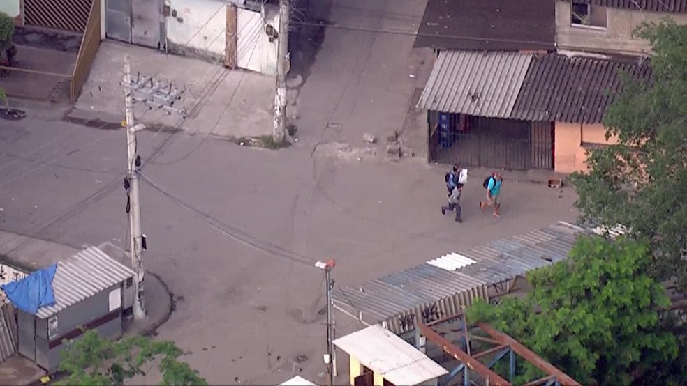 Moradores da Cidade de Deus ficam no meio do fogo cruzado entre PMs e criminosos — Foto: Reprodução / TV Globo