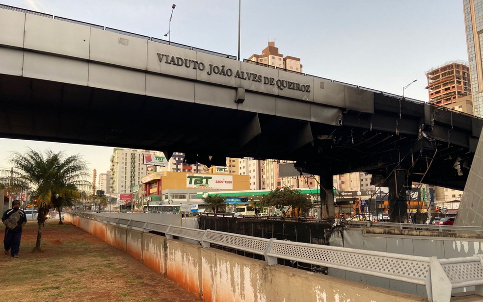 Viaduto da T-63 danificado após incêndio em Goiânia — Foto: Naiara Santos/TV Anhanguera