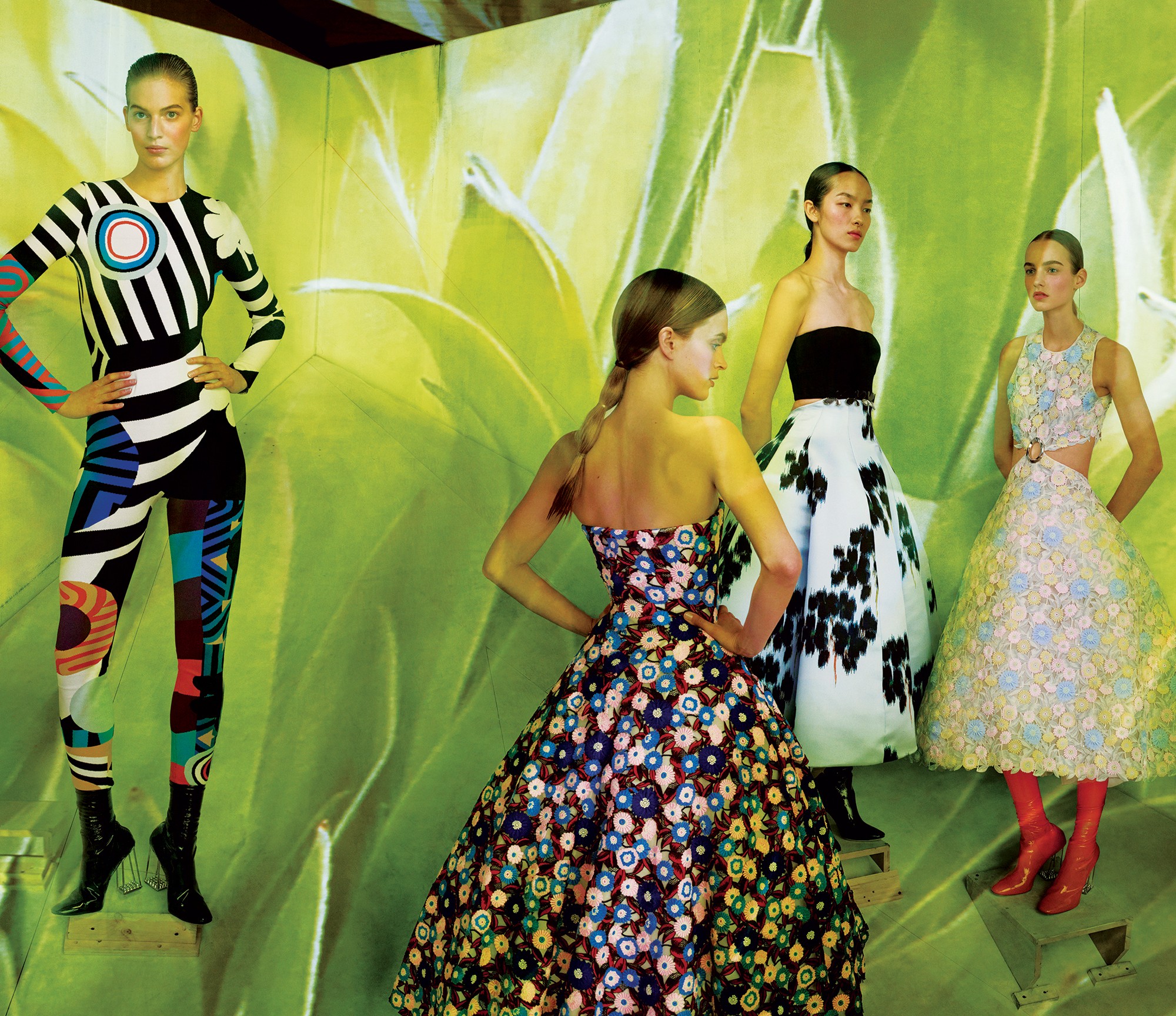 Vanessa Axente, Mirte Maas, Fei Fei Sun e Maartje Verhoef vestem peças Dior Haute Couture para o verão 2015. (Foto: Annie Leibovitz e Divulgação)