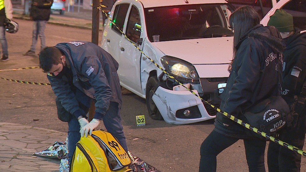 Carro teria atingido o motociclista após fazer uma ultrapassagem, segundo relato de testemunhas à polícia — Foto: Reprodução/RBS TV