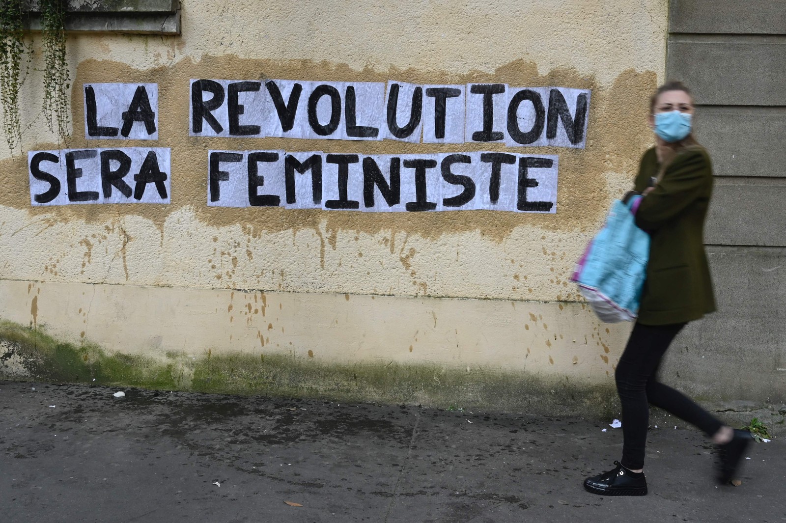 "A revolução será feminista", diz a pichação em muro em Rennes, oeste da FrançaAFP