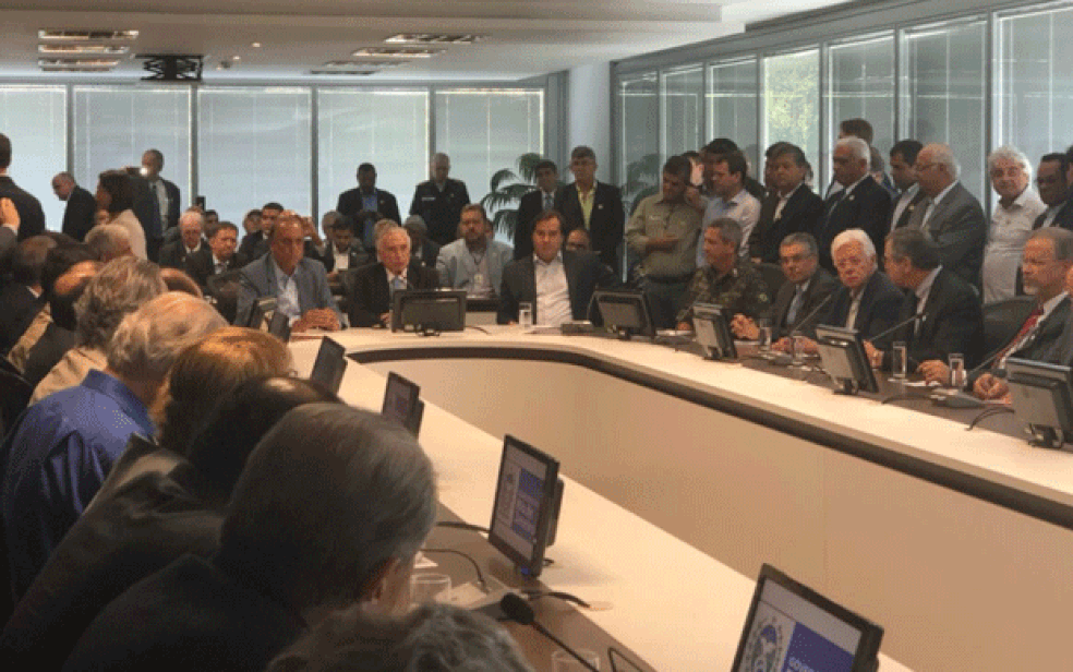 Reunião de Temer e autoridades sobre a intervenção federal no Rio de Janeiro (Foto: Reprodução/Twitter)