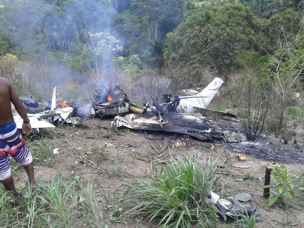 Avião cai e piloto morre na hora (Foto: Reprodução TV Liberal)