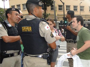 Jovem teve que se explicar por causa da faixa que dizia 'polÃ­cia mata, maconha nÃ£o' (Foto: Raquel Freitas / G1)