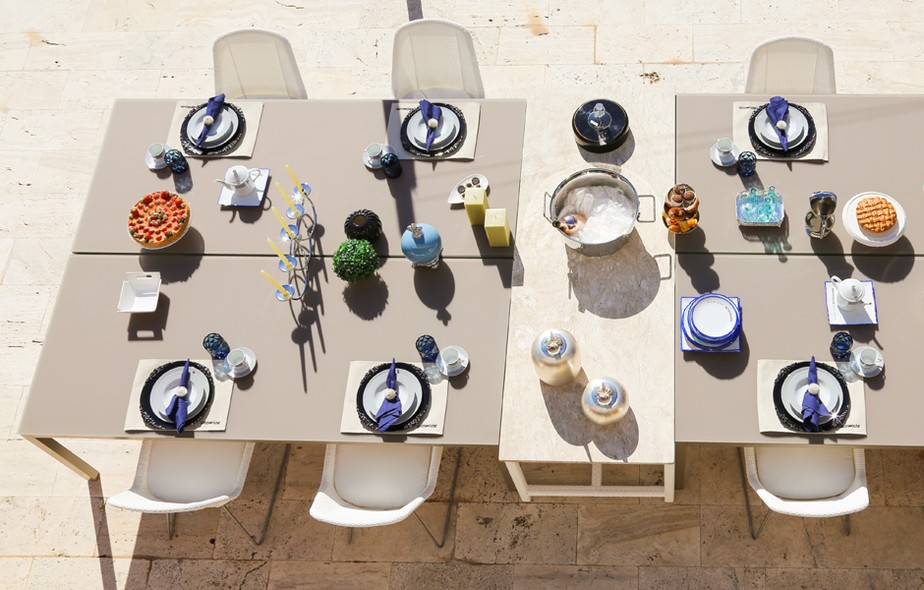 Inspirada em Manhattan, Nova York, a arquiteta Camila Klein montou esta mesa formada por quatro peças e um aparador