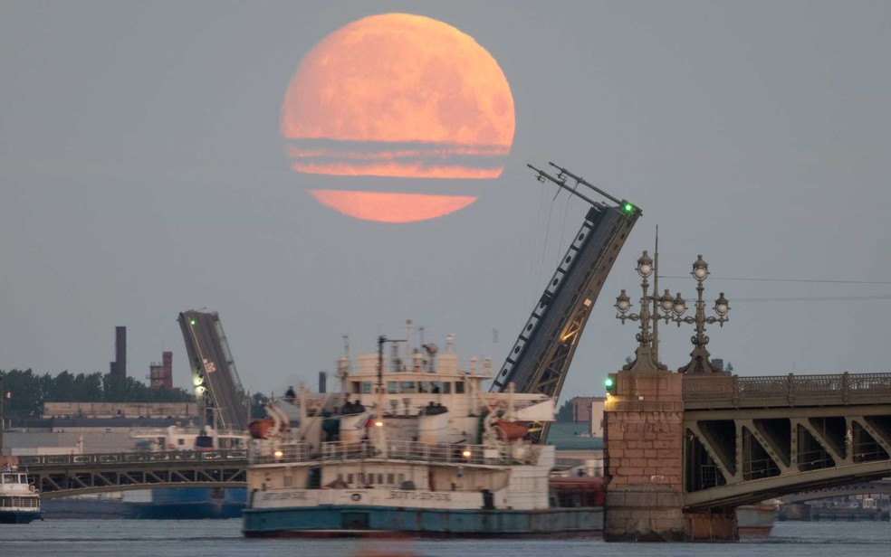 Pontes levadi�as se erguem no rio Neva, com a lua no c�u, em S�o Petersburgo, R�ssia � Foto: Dmitri Lovetsky / AP Photo