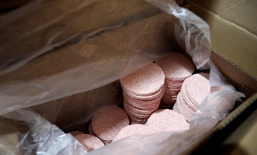 Hambúrguer no congelador do restaurante do McDonald's (Foto: Fábio Tito/G1)