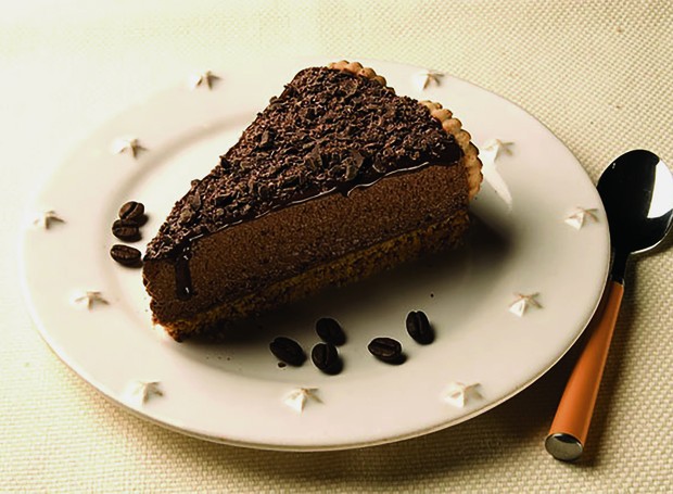 Receita de torta mousse de café leva calda de chocolate cremosa (Foto: Divulgação)