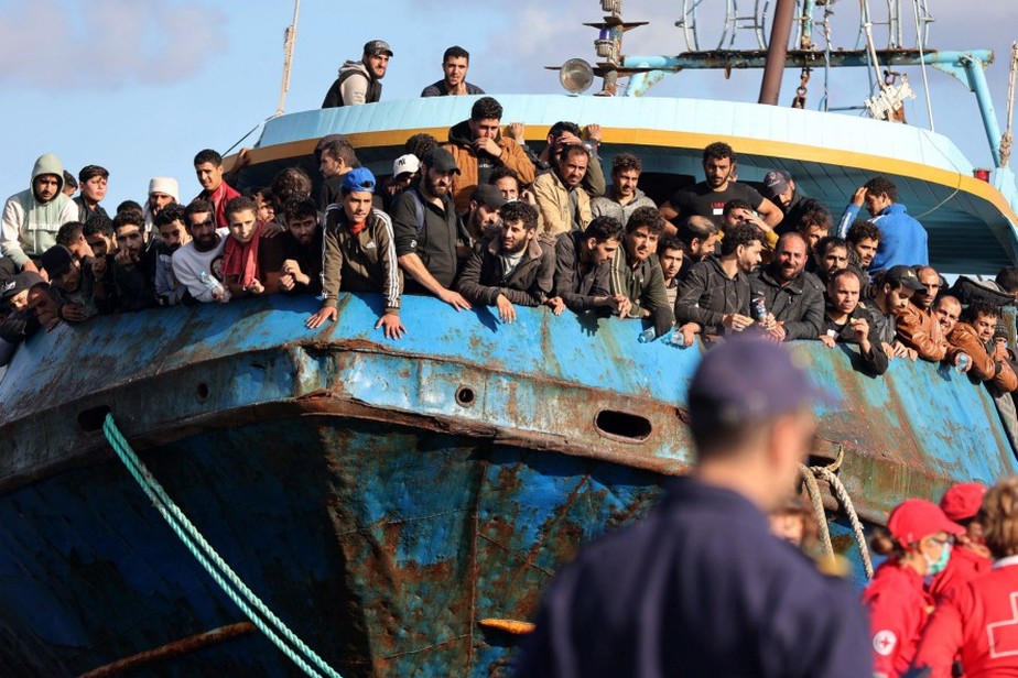 Imigrantes são resgatados por navio que atracou na cidade de Paleochora, na ilha grega de Creta