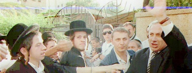 O líder de direita Benjamin Netanyahu se encontra com jovens ortodoxos durante campanha em Bene Beraq, em maio de 1996, durante campanha eleitoral. Natanyahu se tornou líder do Likud em 1993 e, em 1996, tornou-se o mais jovem primeiro-ministro da história de Israel, exercendo o cargo, pela primeira vez, até 1999.  — Foto: Arquivo