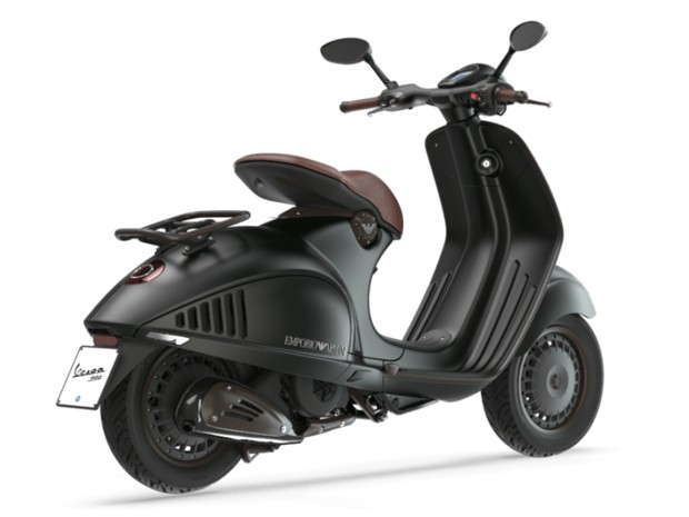 Vespa 946 Emporio Armani, urdesignmag in 2023