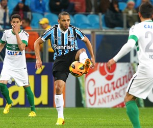 Grêmio dá aval, Adriano negocia e fica perto de acerto com o Avaí