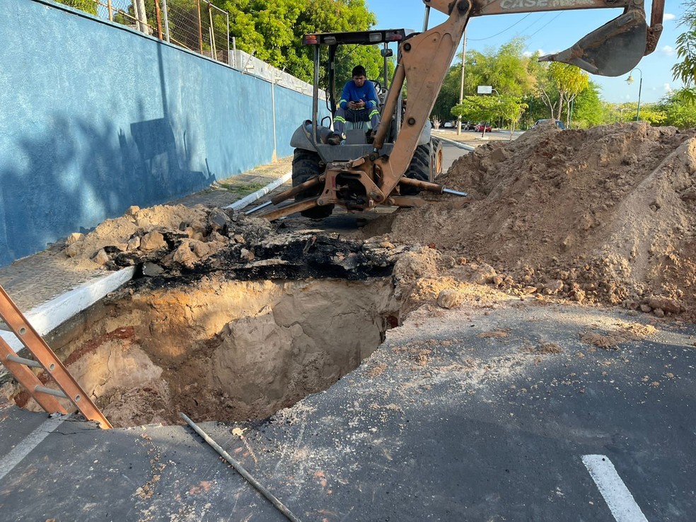 Equipes trabalham para tampar cratera na Avenida Maranhão, em Teresina — Foto: Lívia Ferreira/g1 Piauí