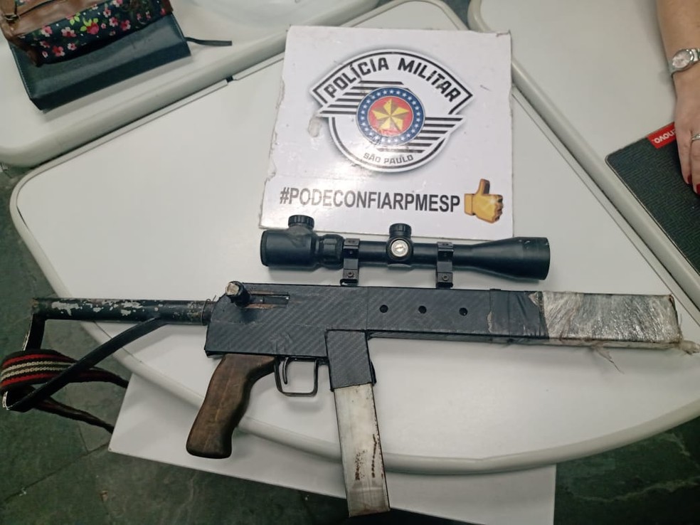 Submetralhadora artesanal estava com um homem, que segundo denúncia, estava tentando abordar alguns veículos — Foto: Divulgação/Polícia Militar