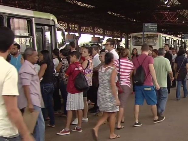 Passageiros reclamam de falta de segurança nos terimanais de ônibus em Goiânia Goiás (Foto: Reprodução/TV Anhanguera)