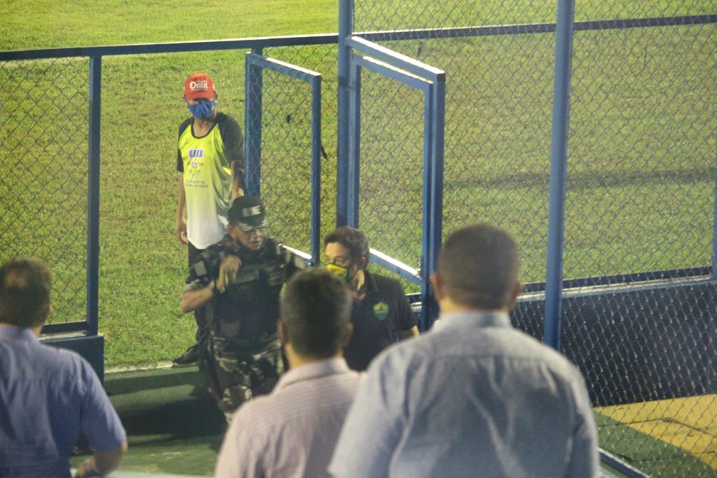 Presidente Do Cuiaba E Retirado De Estadio Durante Jogo Da Copa Do Brasil Apos Discutir Com Pm Video Copa Do Brasil Ge
