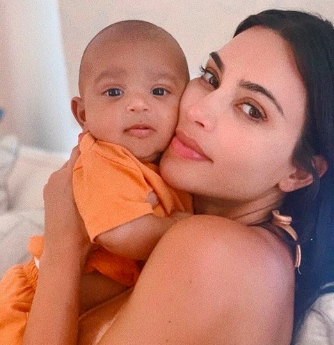 Kim Kardashian e o filho caçula, Psalm (Foto: Instagram)
