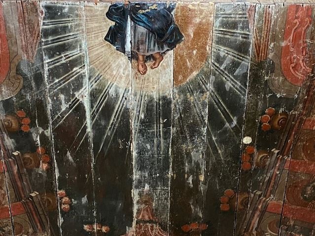 A imagem de Jesus Cristo fica localizada bem ao centro do teto e, apesar da pintura também não ter data, todos os seus traços apontam para o barroco, que inicia no final do século XVII no Brasil (Foto: Daniela Reis / Divulgação)