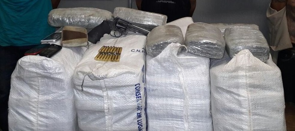 Material foi apreendido com os supostos traficantes (Foto: Divulgação/Polícia Militar)