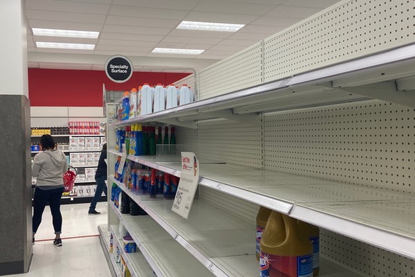 Imagens de prateleiras vazias em supermercados dos Estados Unidos por causa de pessoas estocando produtos com medo do coronavírus (Foto: Twitter)