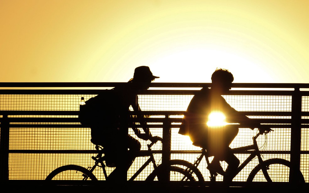 Ciclistas passeiam em Brasília debaixo de sol (Foto: Pedro Ventura/Agência Brasília)