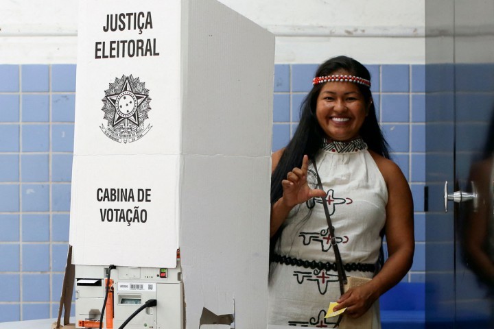Indígena Kambeba participa da eleição — Foto: Michael Dantas/AFP