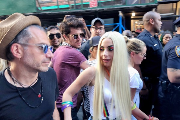 A cantora Lady Gaga com seu namorado e suposto noivo, o empresário Christian Carino (Foto: Getty Images)